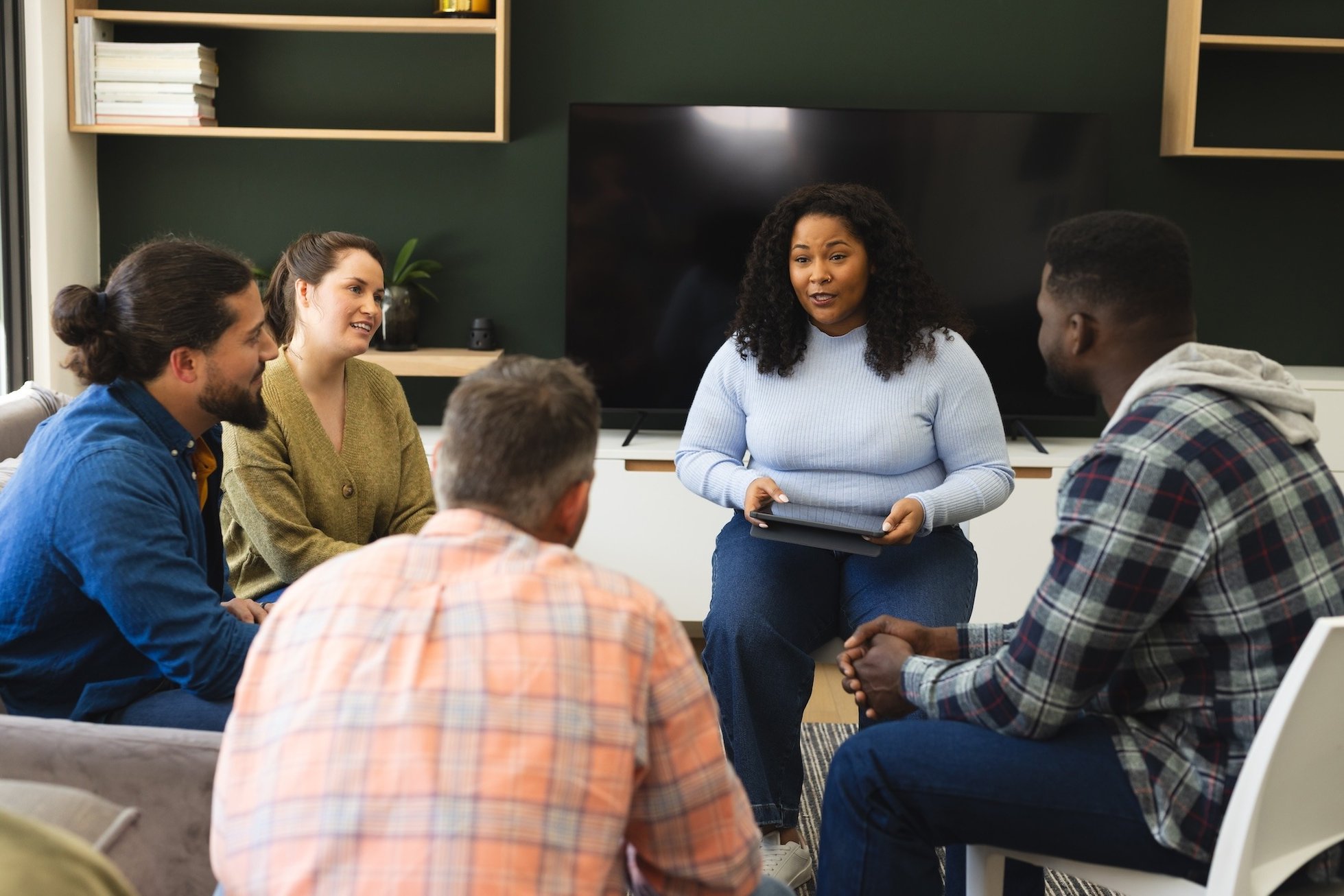diverse-group-of-friends-and-female-therapist-with-2023-11-27-05-10-40-utc